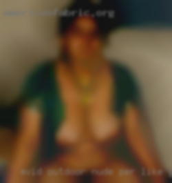 Avid outdoor nude per like girls to Downhill ski.